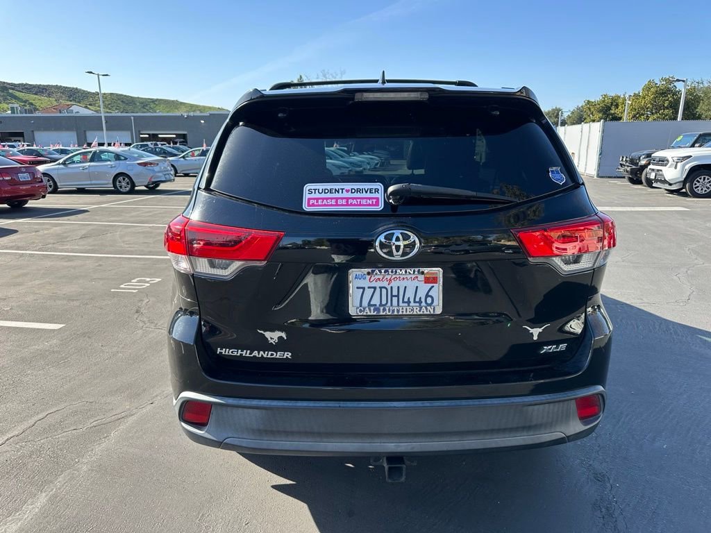 Used 2017 Toyota Highlander XLE image 3