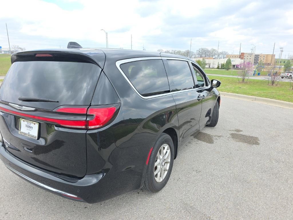 Used 2024 Chrysler Pacifica Touring-L image 5