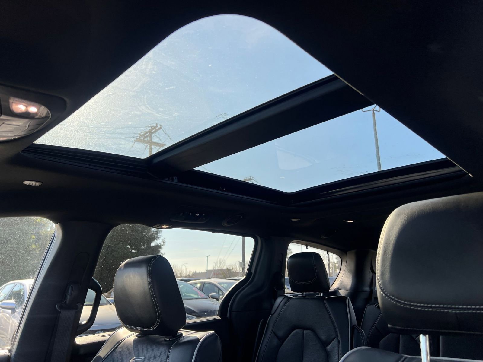 Used 2025 Chrysler Pacifica Limited image 24