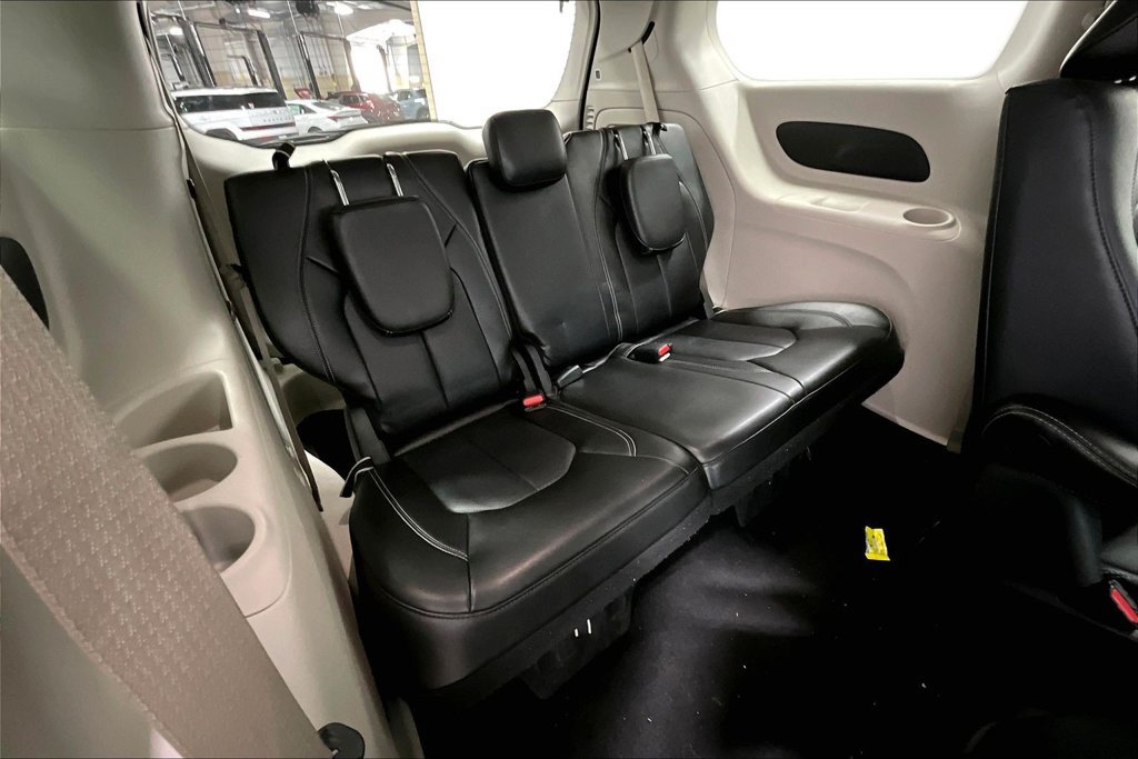 Used 2024 Chrysler Pacifica Limited FWD image 32