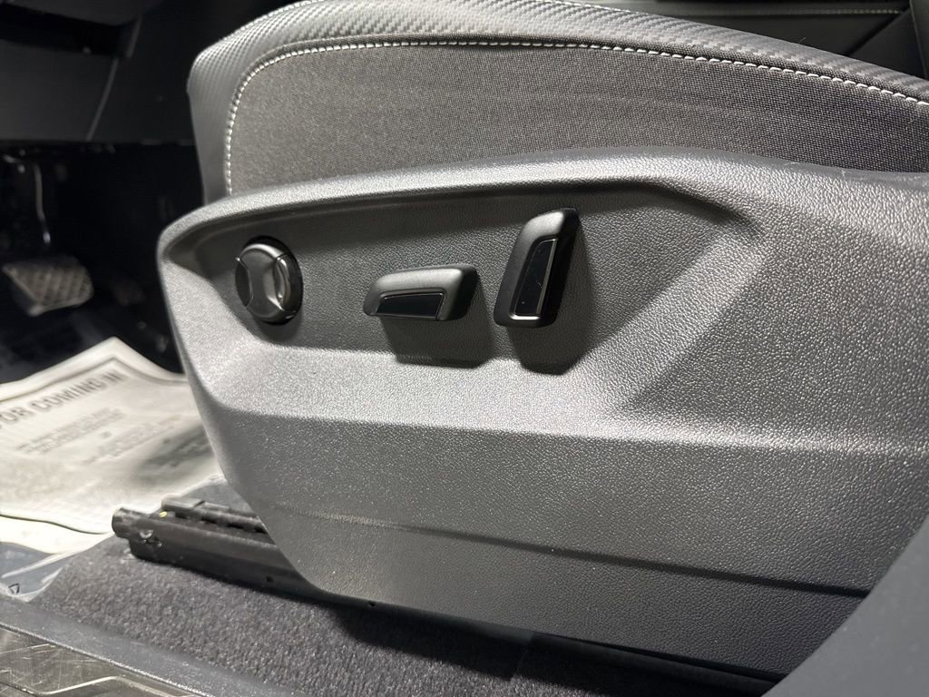 Used 2025 Volkswagen Atlas Cross Sport SE image 17