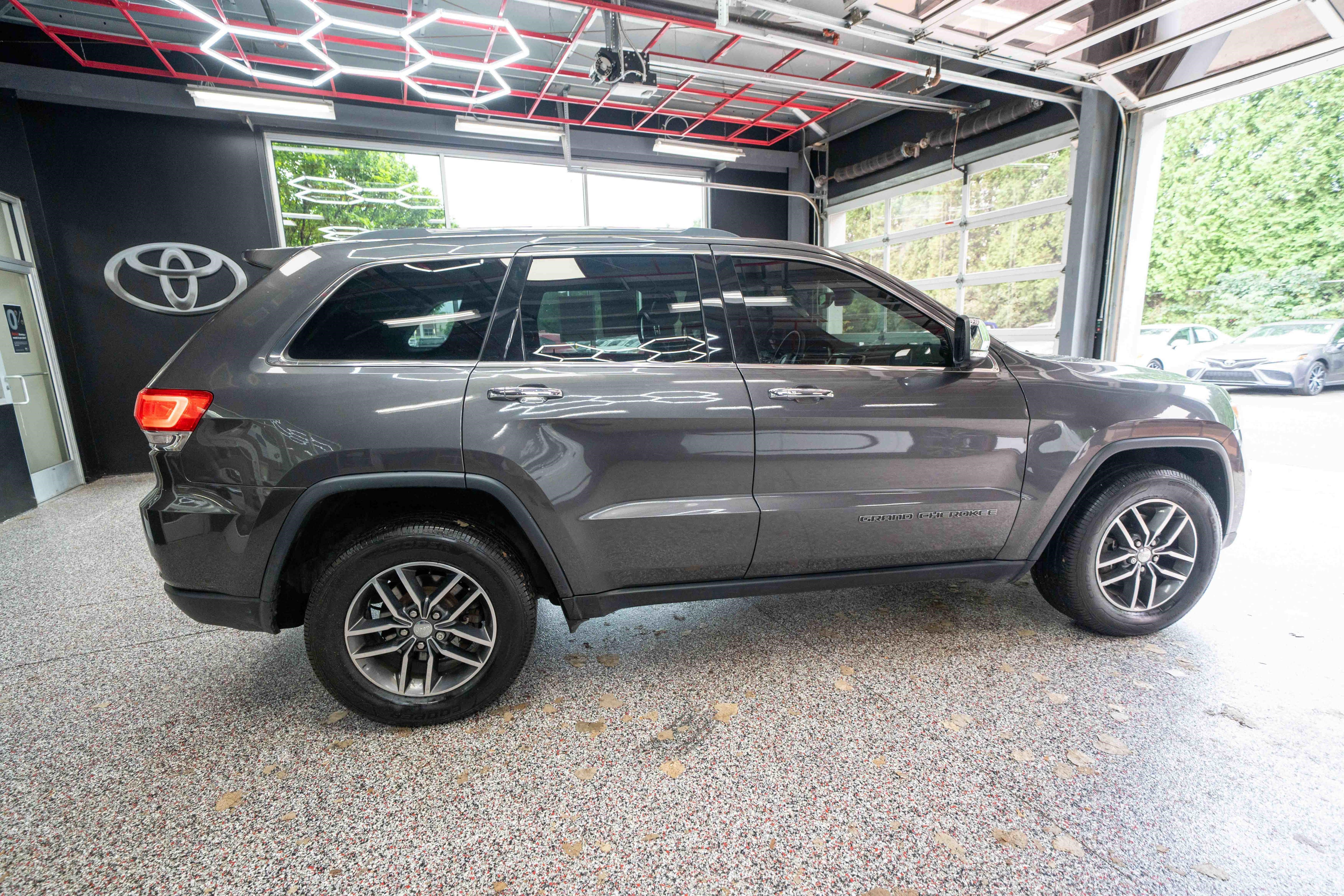 Used 2017 Jeep Grand Cherokee Limited AWD/4WD image 4