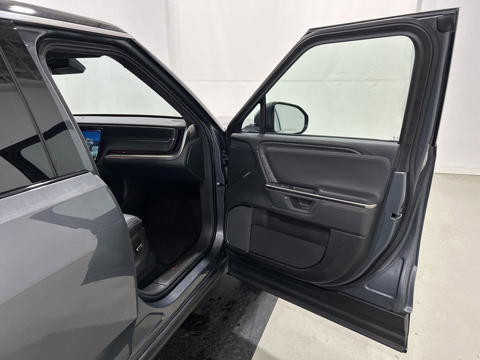 Used 2025 Rivian R1S Adventure image 18