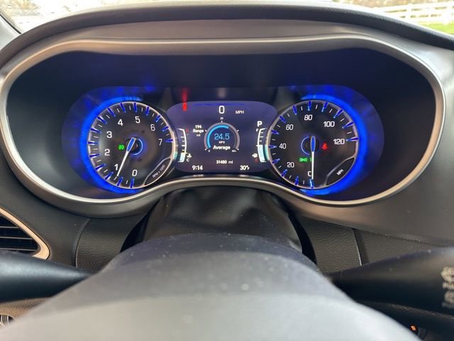 Used 2025 Chrysler Pacifica Select image 15