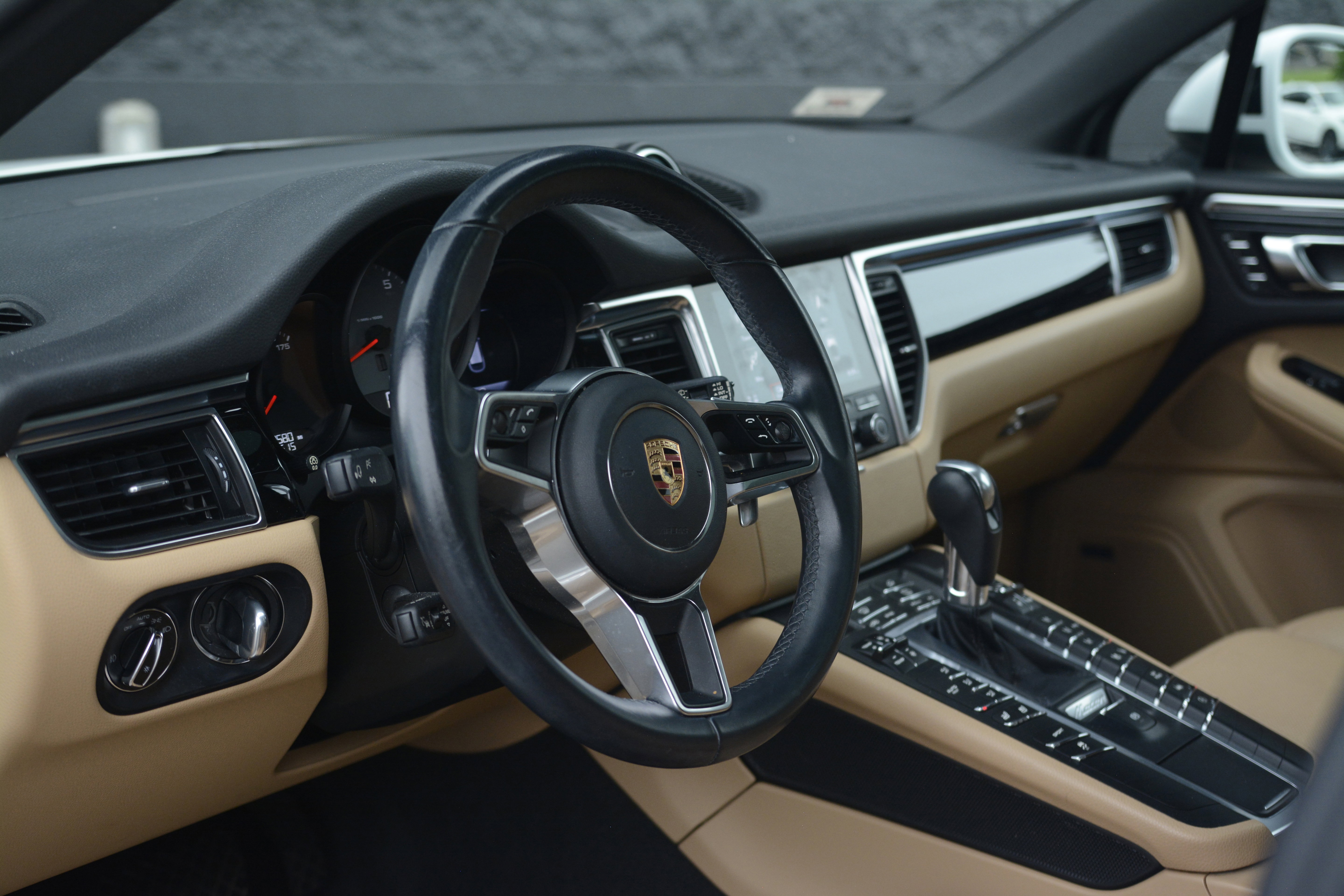 Certified 2018 Porsche Macan S AWD/4WD image 4