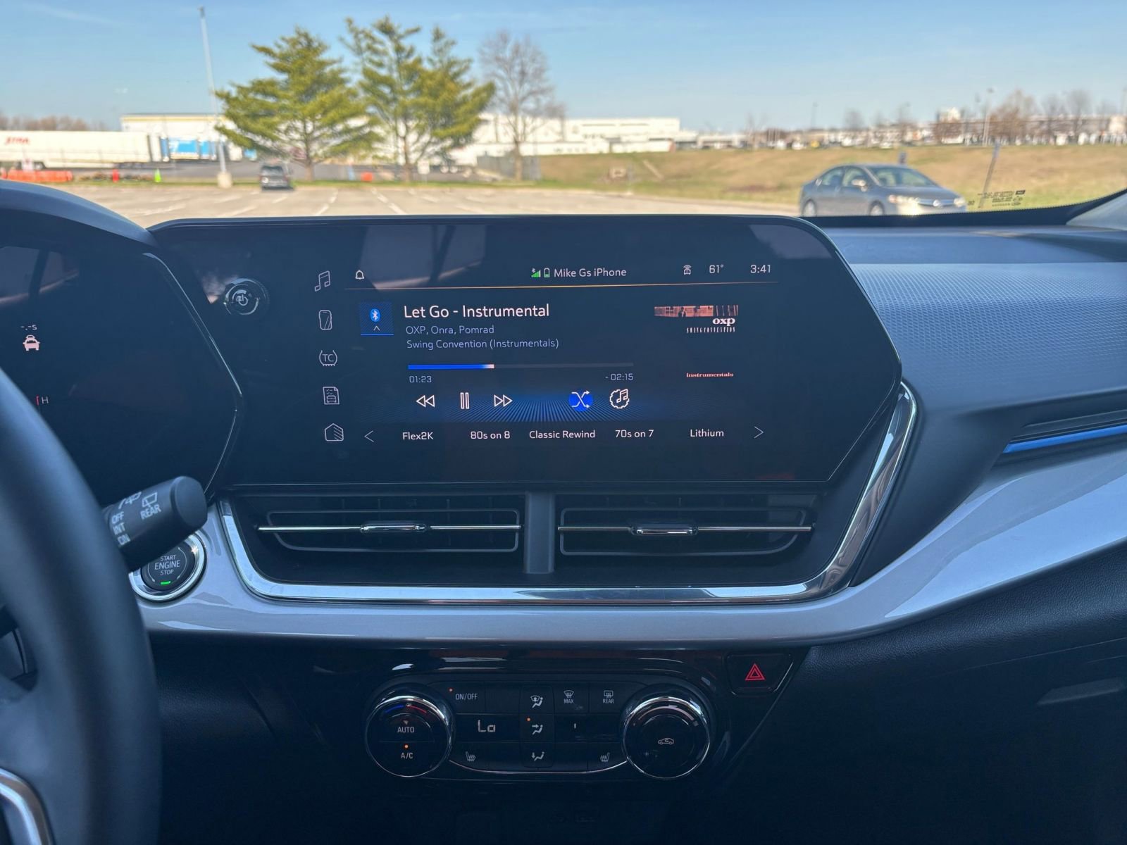 Used 2025 Chevrolet Trax LT w/ LT Convenience Package image 17