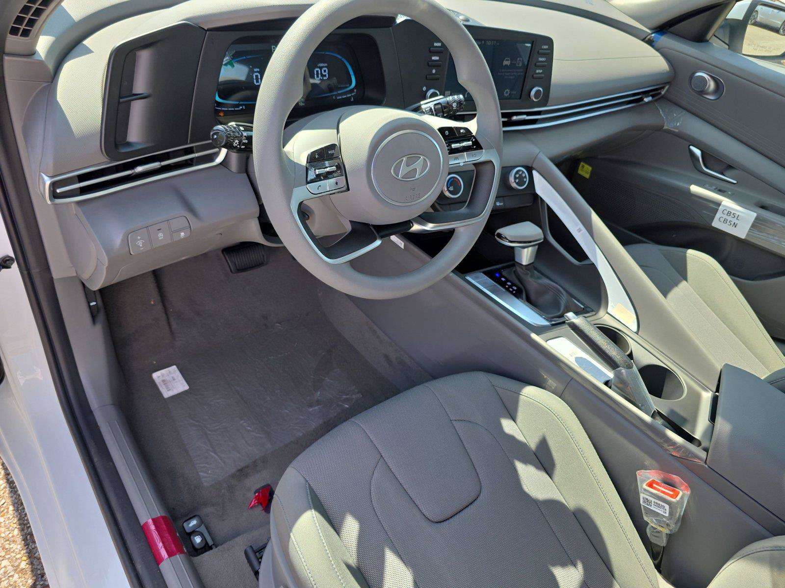 New 2026 Hyundai Elantra SE FWD image 4
