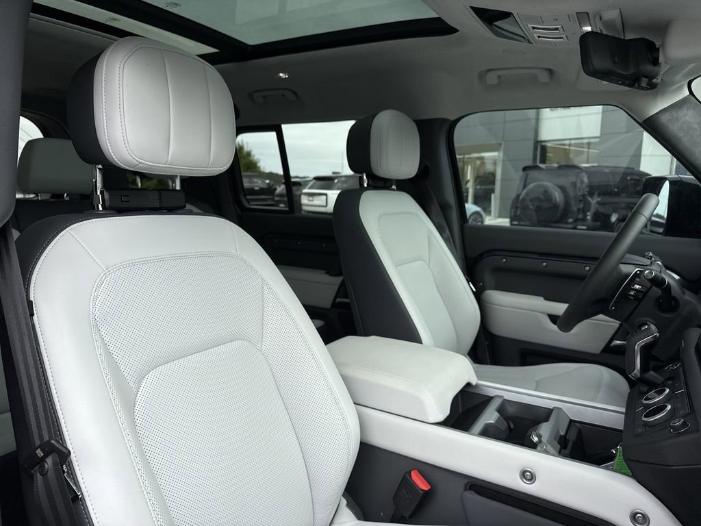 Used 2025 Land Rover Defender 110 V8 image 16