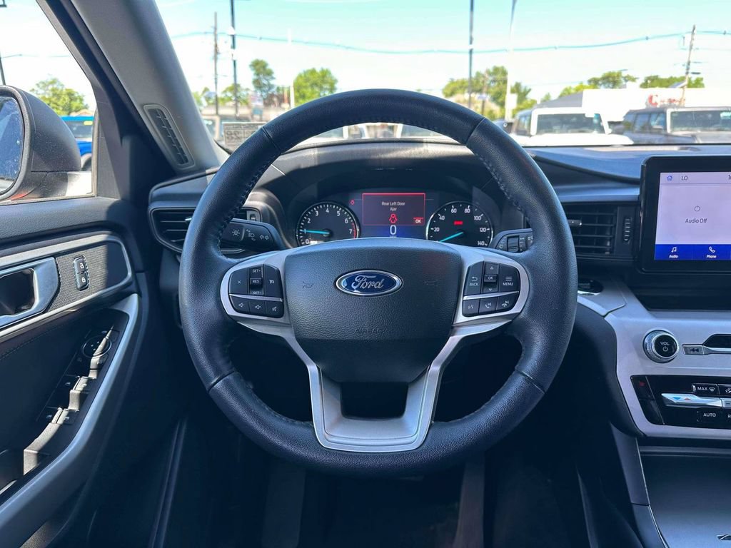 Used 2023 Ford Explorer XLT AWD/4WD image 14