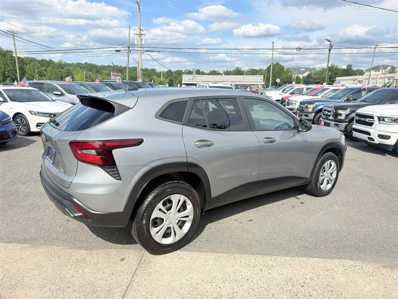 Used 2024 Chevrolet Trax LS w/ Driver Confidence Package FWD image 5