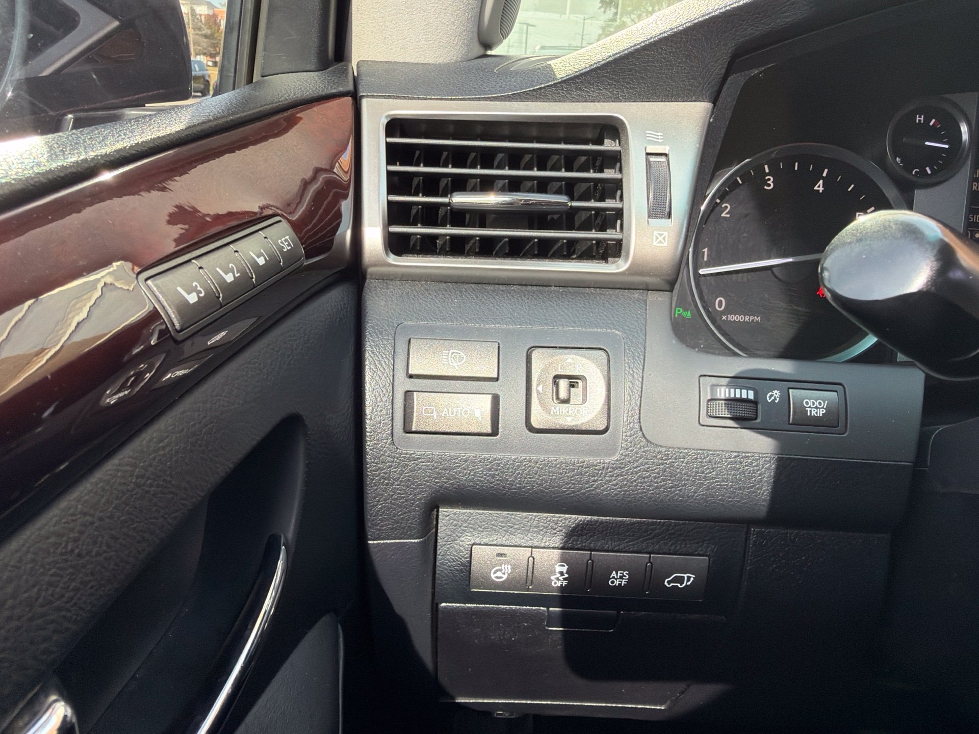 Used 2013 Lexus LX 570 4WD w/ Luxury Pkg image 17