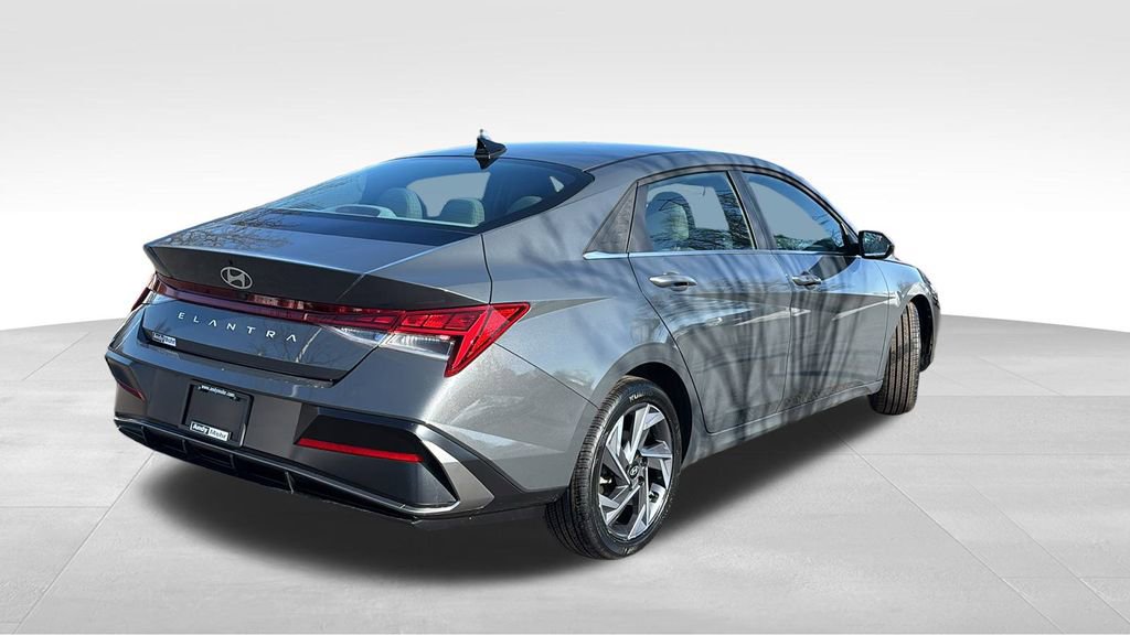 Used 2025 Hyundai Elantra SEL image 7