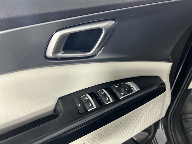 Used 2023 Kia Carnival LX FWD image 22