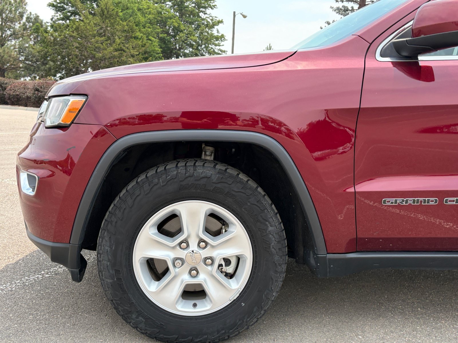 Used 2017 Jeep Grand Cherokee Laredo AWD/4WD image 11