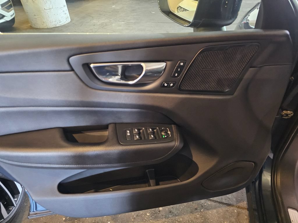 Used 2021 Volvo XC60 T5 Momentum w/ Premium Package AWD/4WD image 16