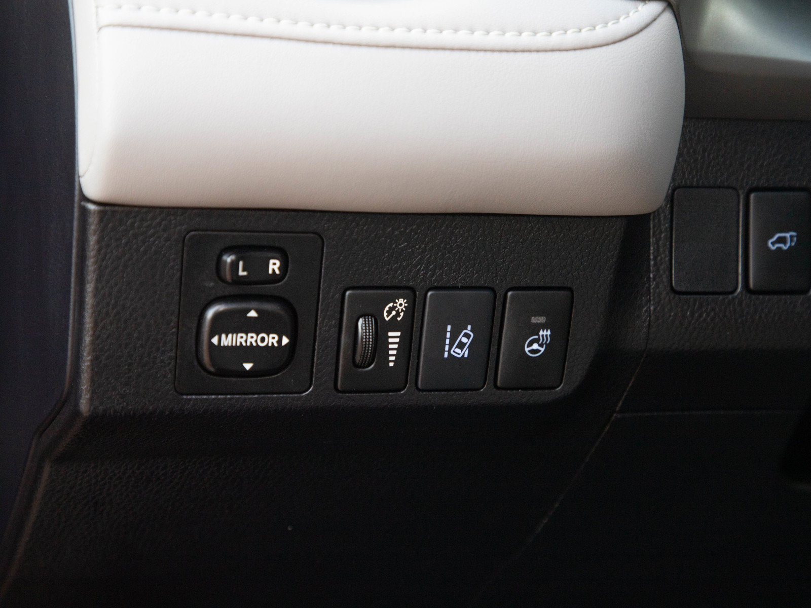 Used 2017 Toyota RAV4 Platinum FWD image 26
