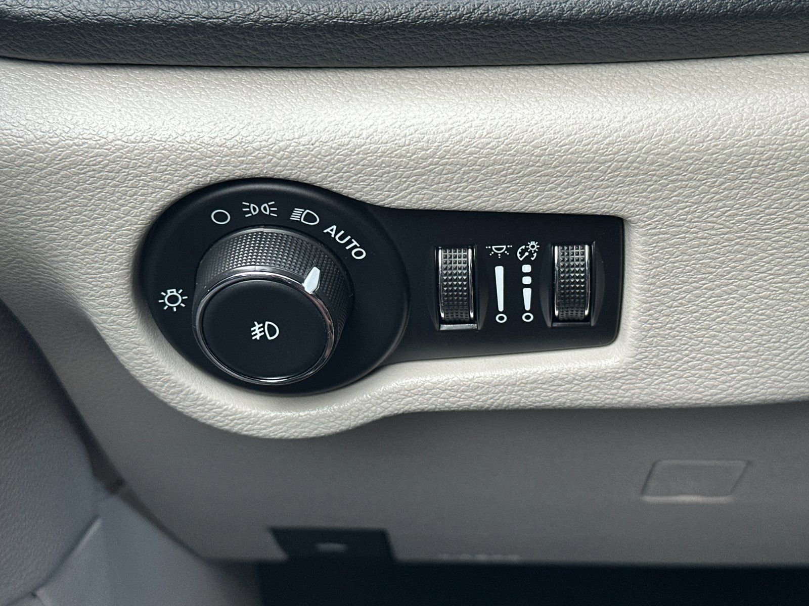 Used 2023 Chrysler Pacifica Limited image 31