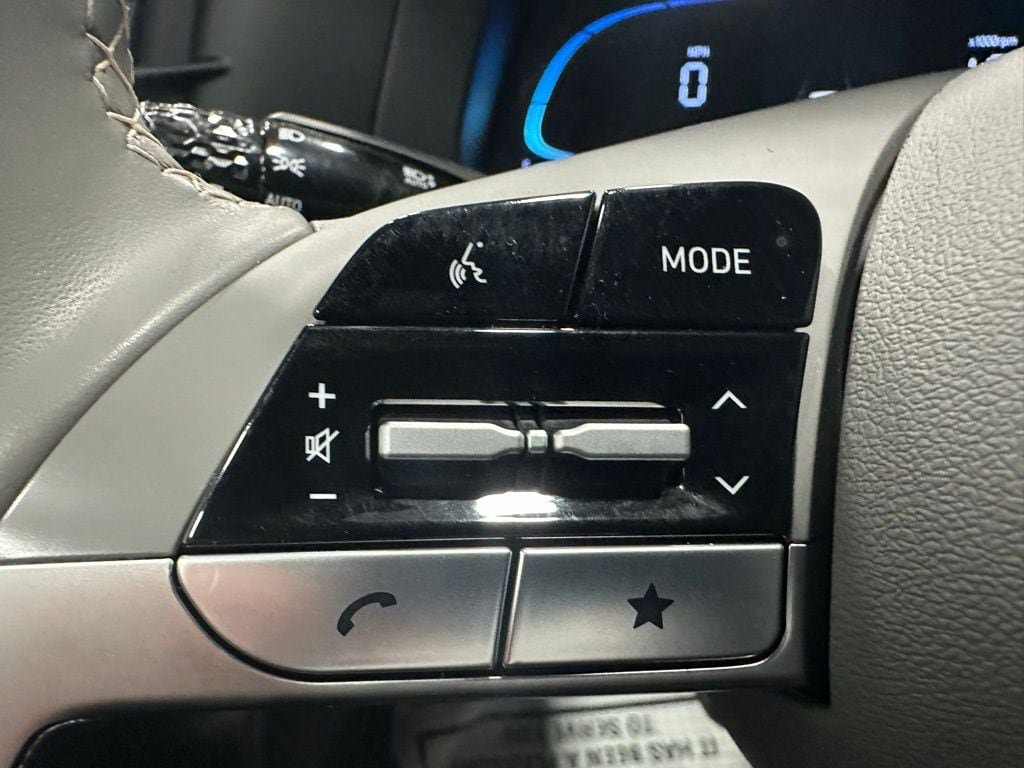 Used 2025 Hyundai Elantra Sport FWD image 19