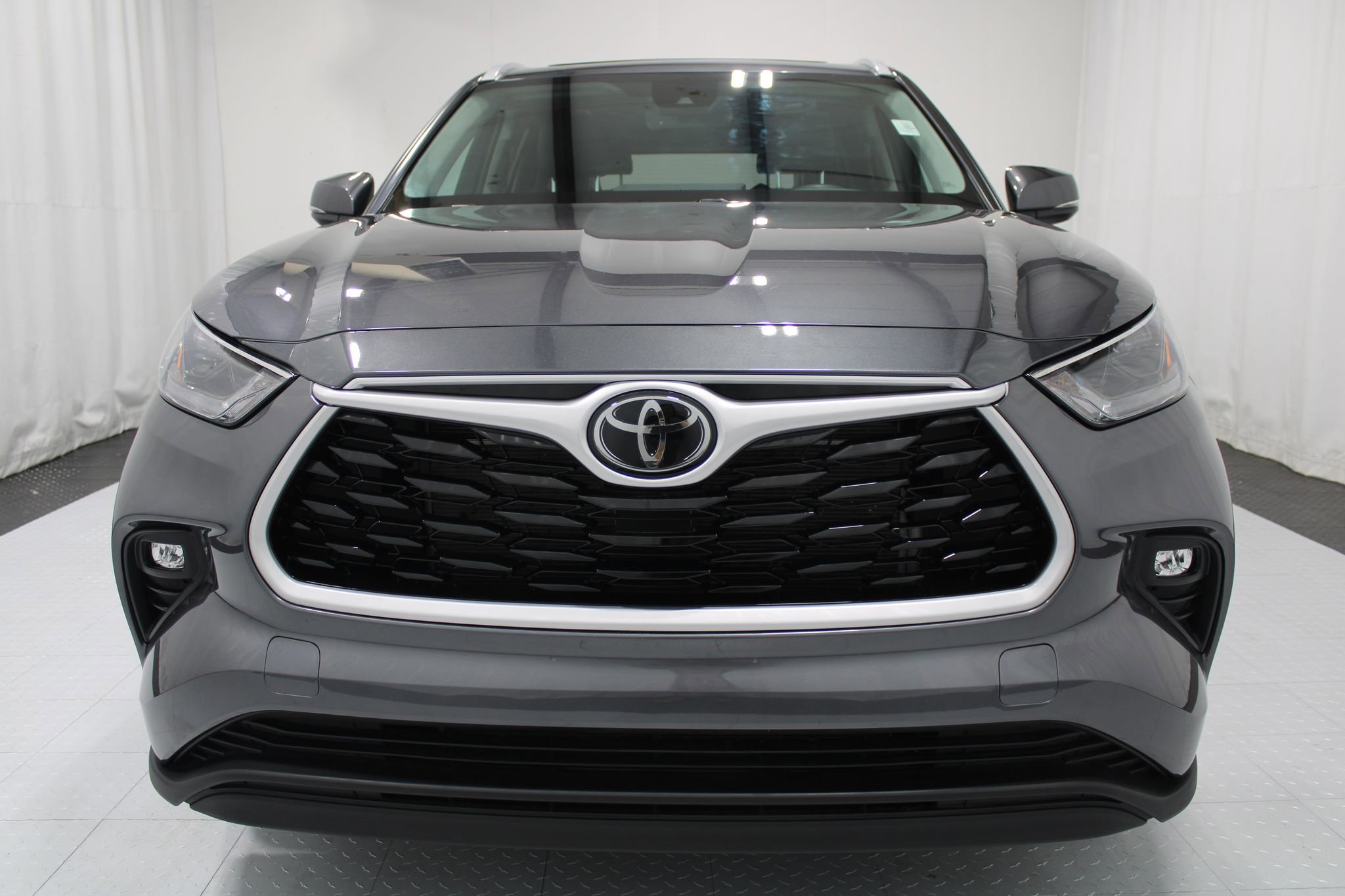 Used 2023 Toyota Highlander XLE AWD/4WD image 3