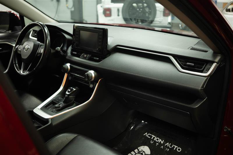 Used 2021 Toyota RAV4 XLE Premium w/ Carpet Mat Package (TMS) FWD image 15