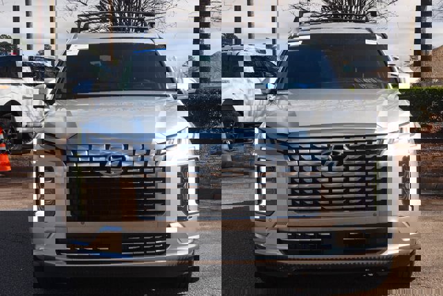 Used 2023 Hyundai Palisade Calligraphy image 2