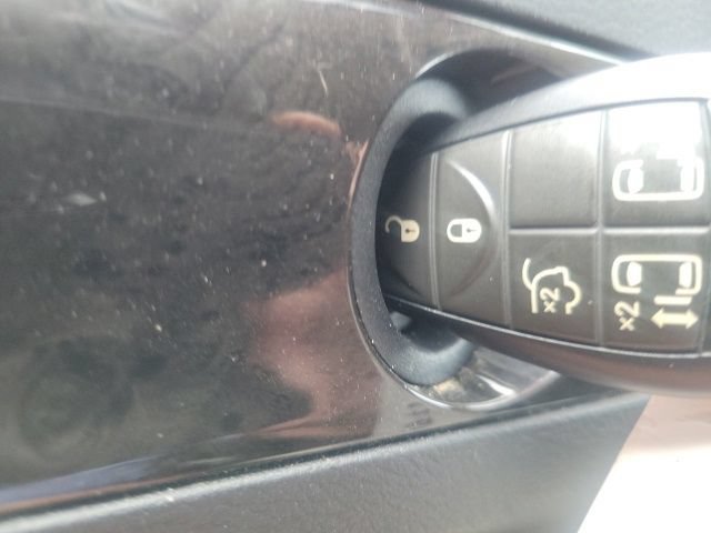 Used 2016 Dodge Grand Caravan SXT w/ UConnect Hands-Free Group FWD image 18