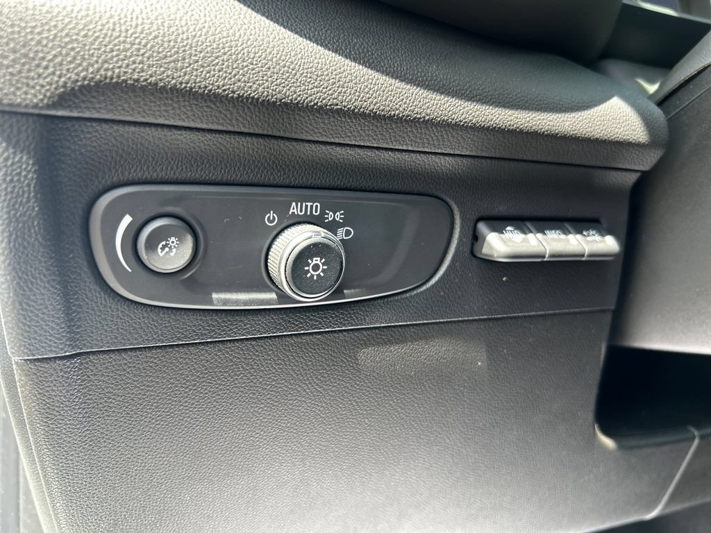 Used 2022 Buick Envision Essence w/ Technology Package I FWD image 22