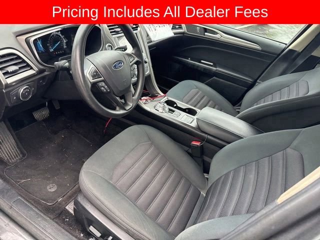 Used 2017 Ford Fusion SE w/ Fusion SE Technology Package FWD image 3