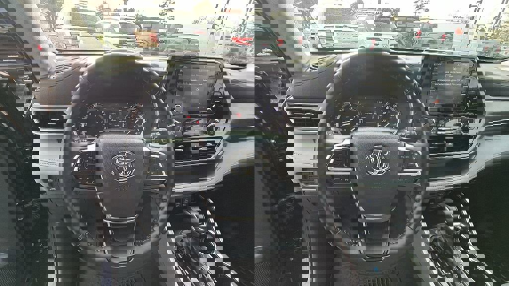 Used 2022 Toyota Highlander XLE image 25