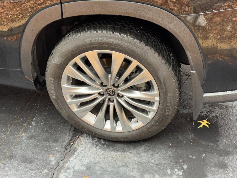 Used 2023 Toyota Highlander image 5