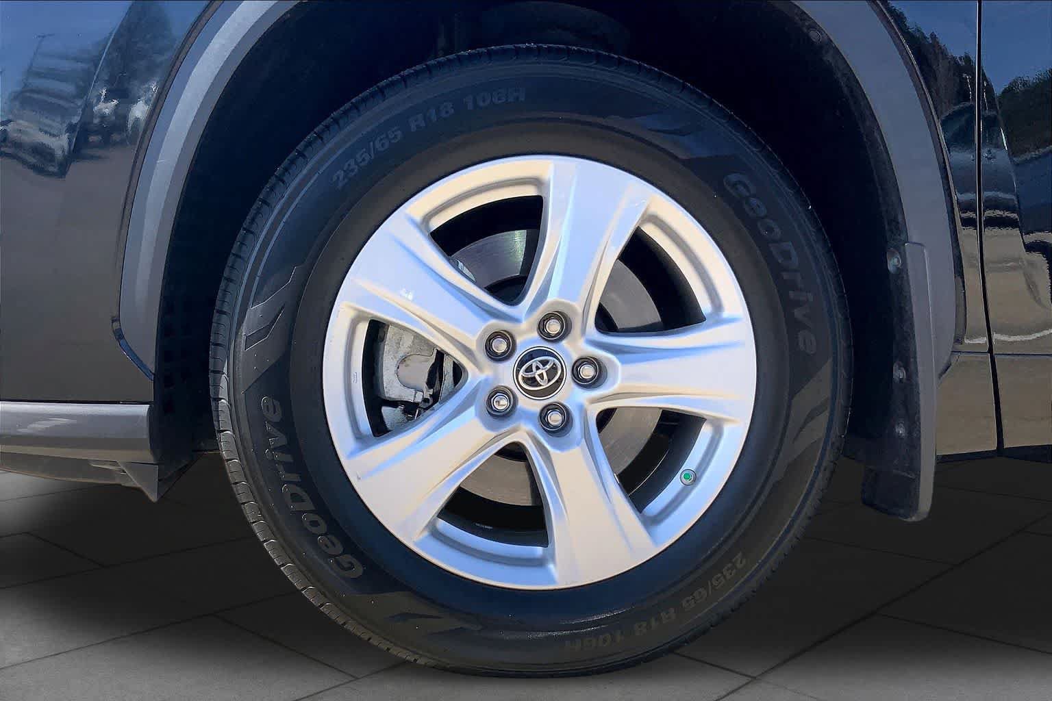 Used 2023 Toyota Highlander LE AWD/4WD image 19