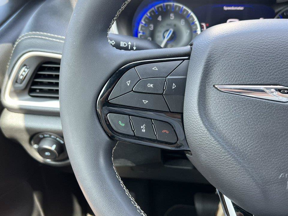 Used 2023 Chrysler Pacifica Touring FWD image 19