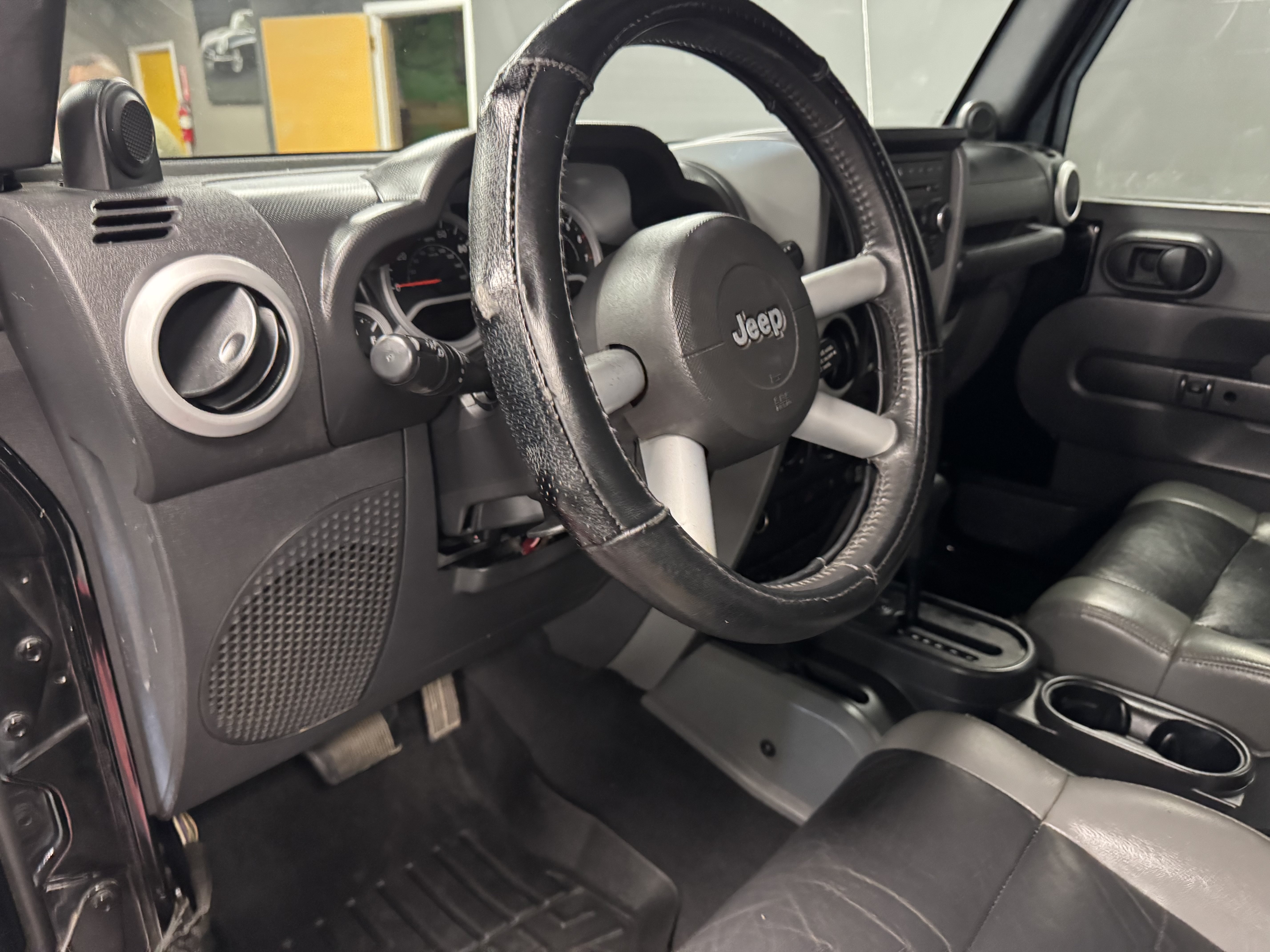 Used 2010 Jeep Wrangler Unlimited Sahara AWD/4WD image 8