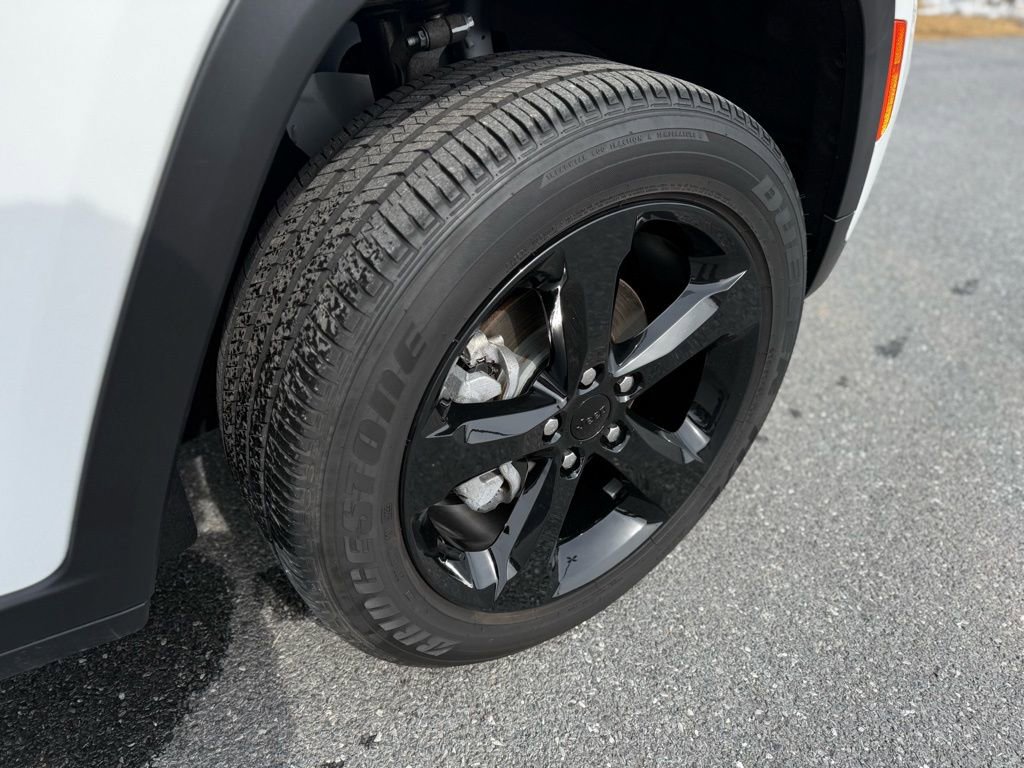 Certified 2023 Jeep Grand Cherokee Altitude AWD/4WD image 11