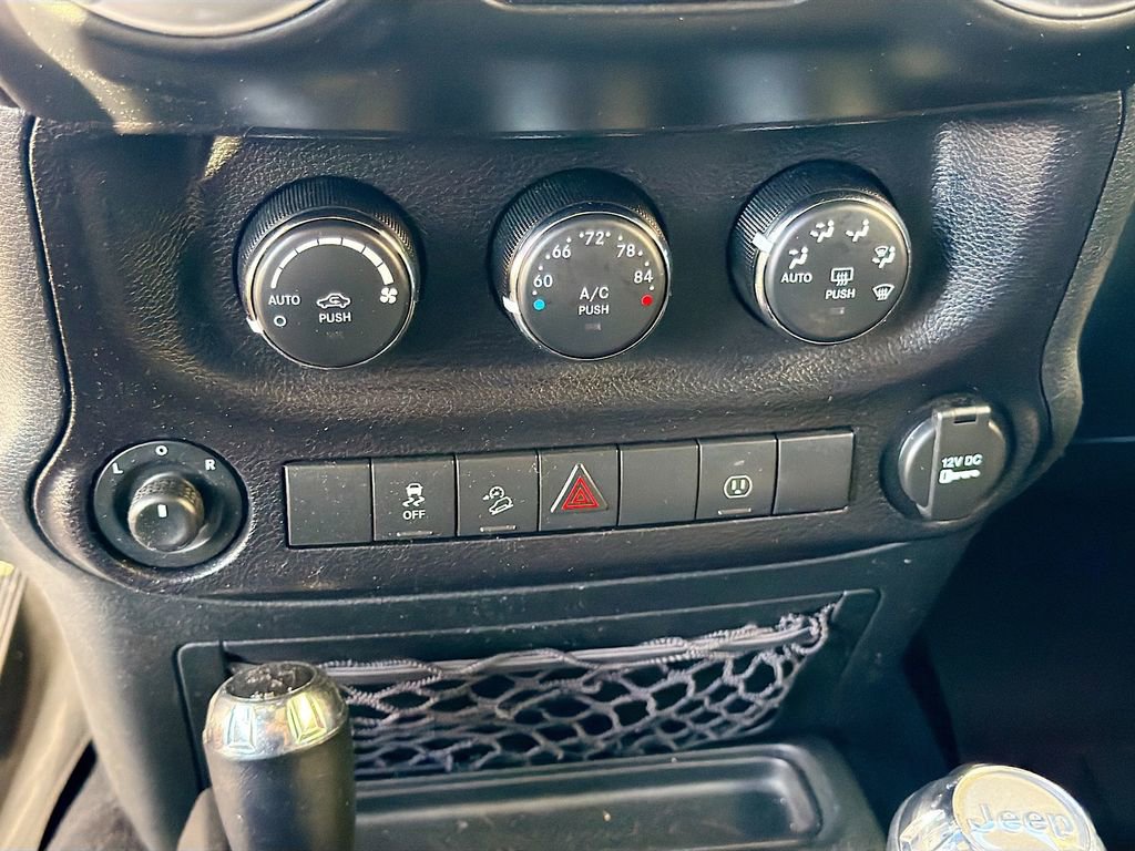Used 2017 Jeep Wrangler Unlimited Sahara w/ Connectivity Group AWD/4WD image 27