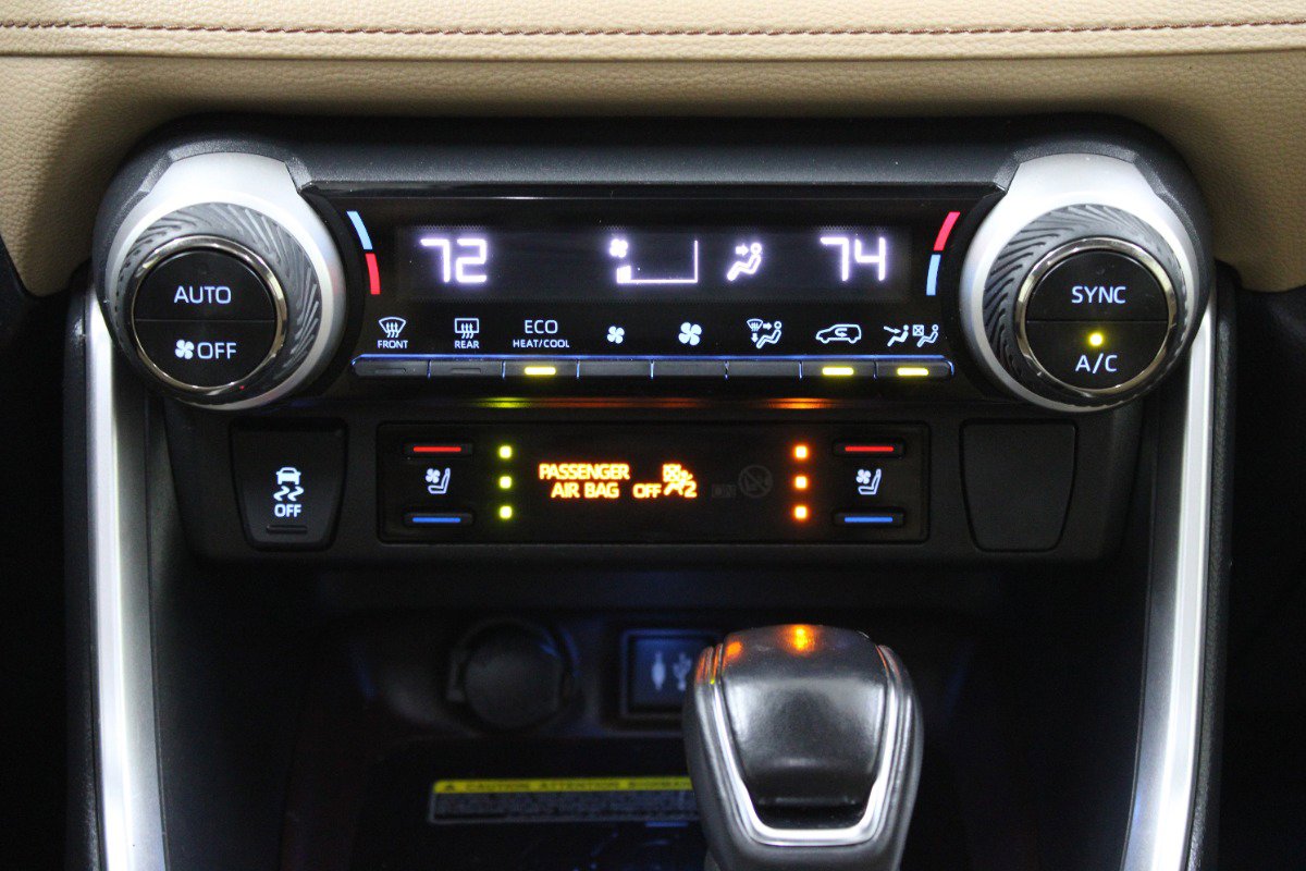 Used 2019 Toyota RAV4 Limited w/ Advanced Technology Package FWD image 29