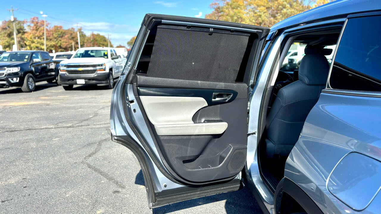 Used 2021 Toyota Highlander XLE image 17