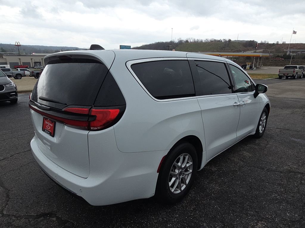 Used 2023 Chrysler Pacifica Touring-L image 8