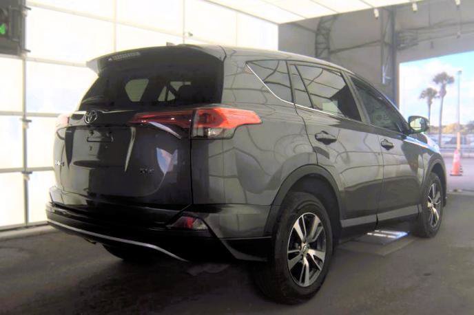 Used 2018 Toyota RAV4 XLE FWD image 4