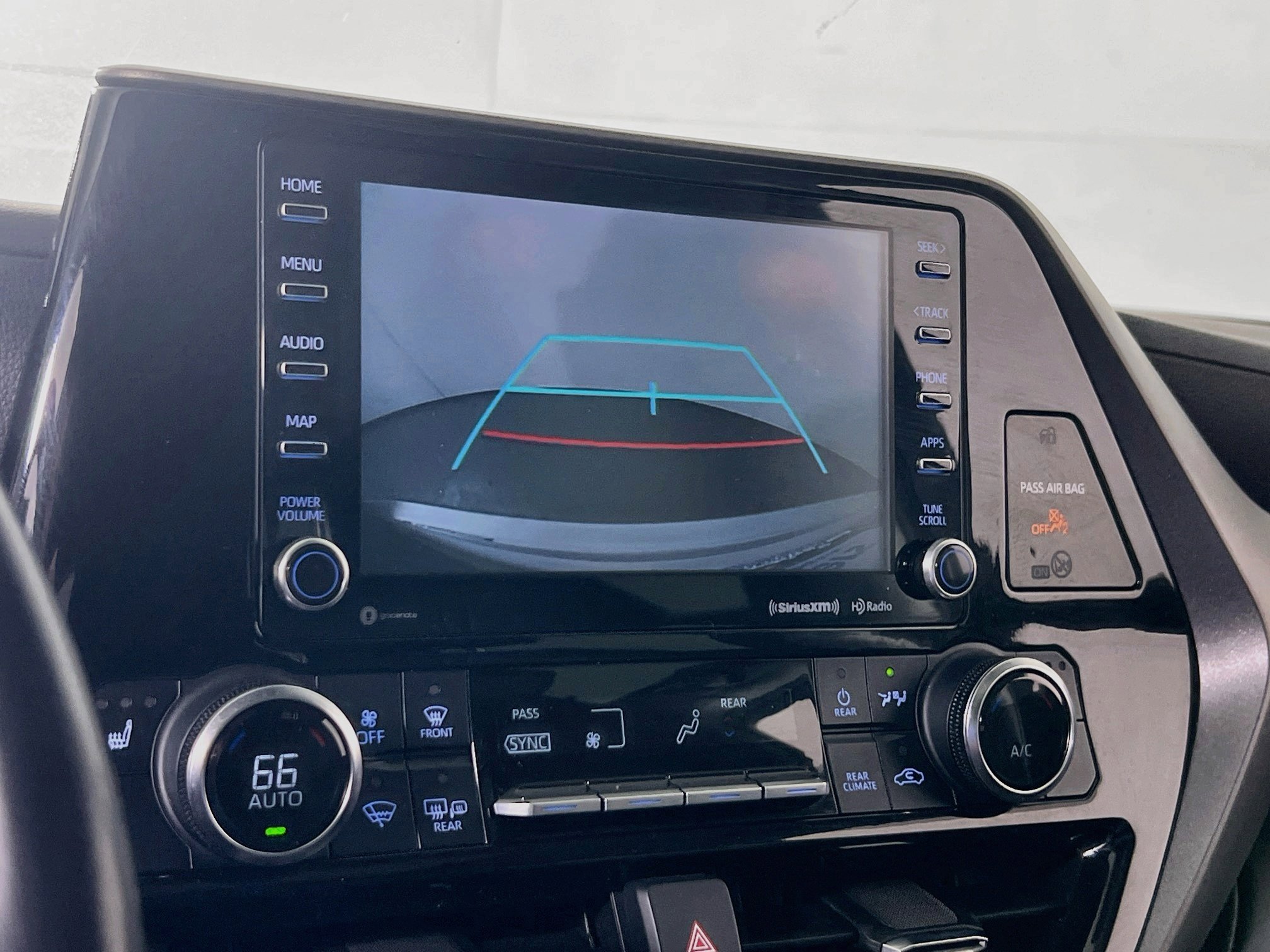 Used 2022 Toyota Highlander XLE FWD image 13