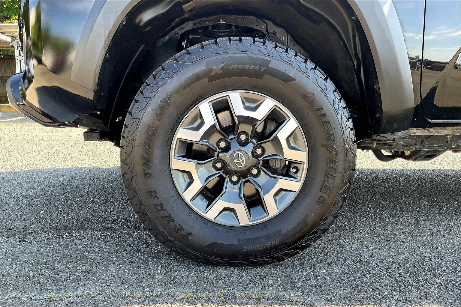 Used 2022 Toyota Tacoma TRD Off-Road AWD/4WD image 9