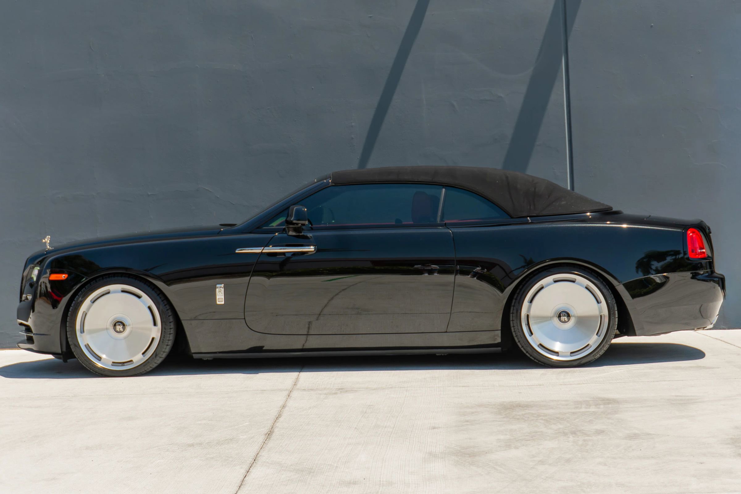 Used 2019 Rolls-Royce Dawn RWD image 2