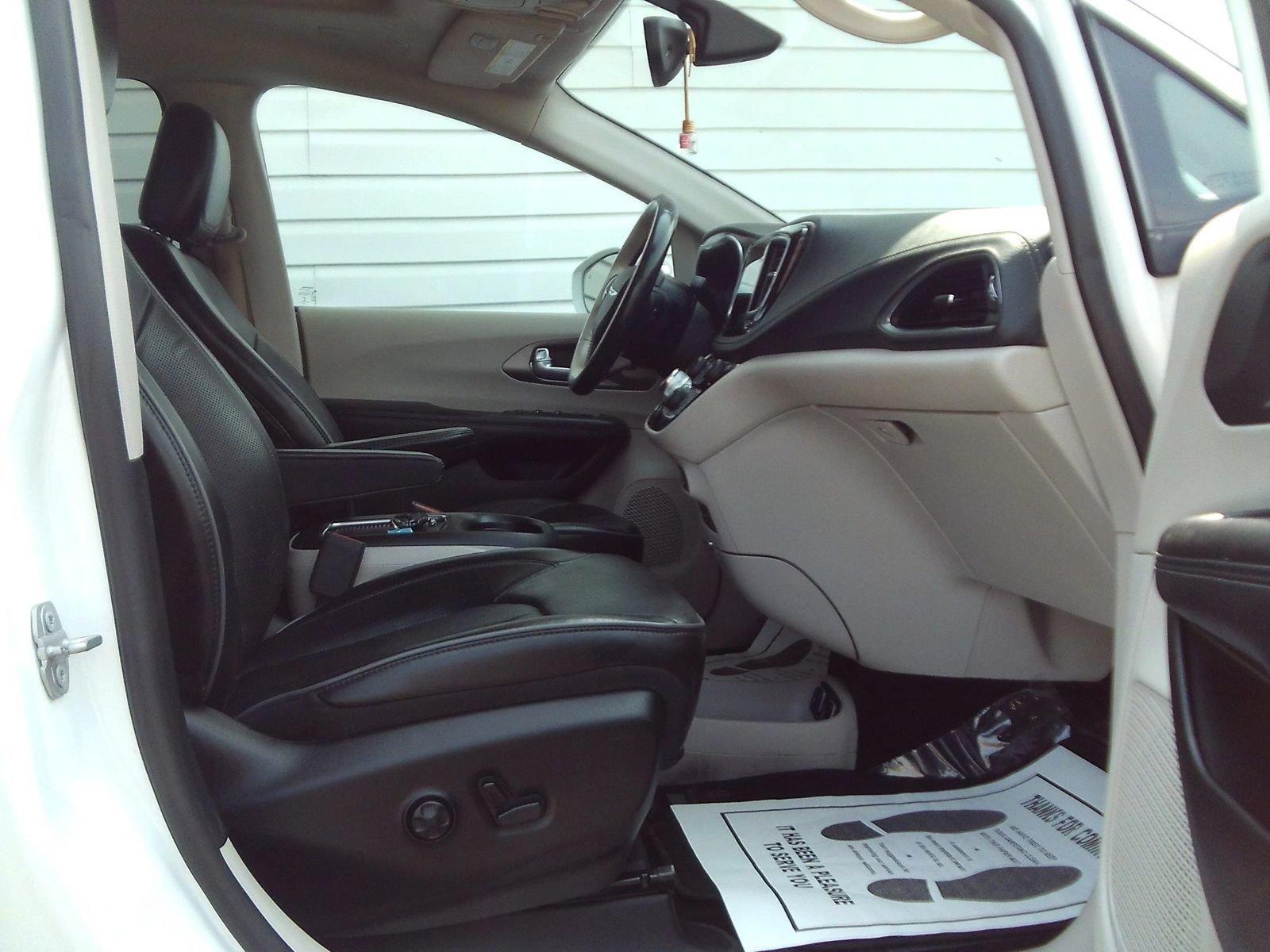 Used 2019 Chrysler Pacifica Limited w/ Tire & Wheel Group FWD image 33