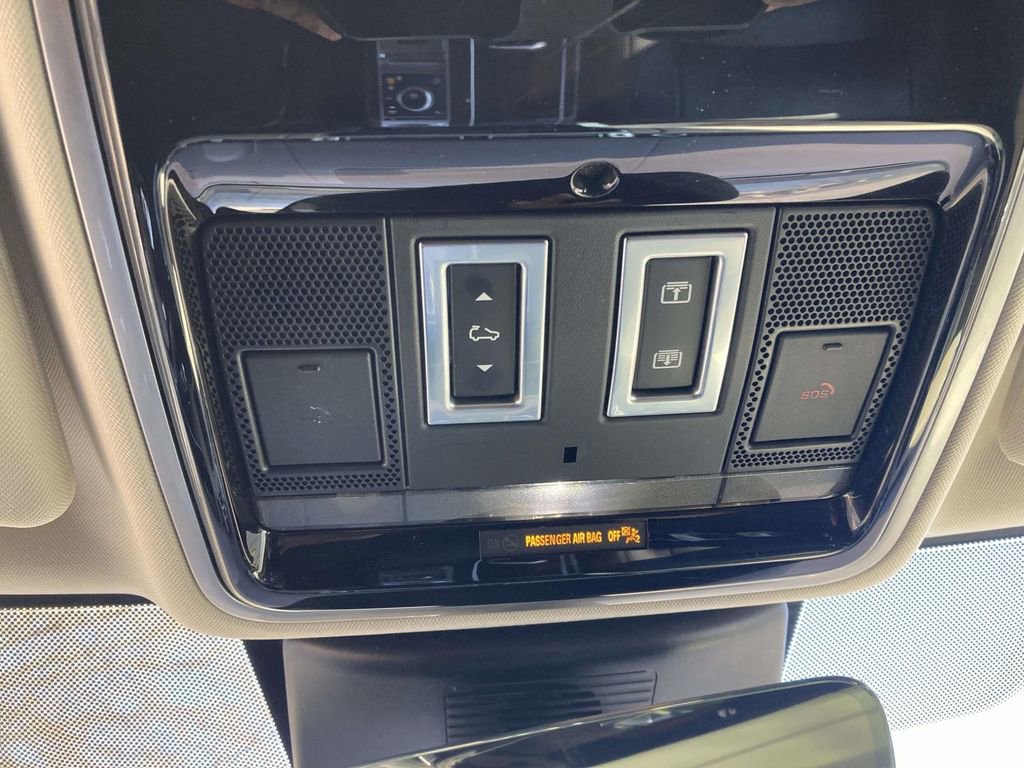 Used 2020 Land Rover Range Rover HSE image 18