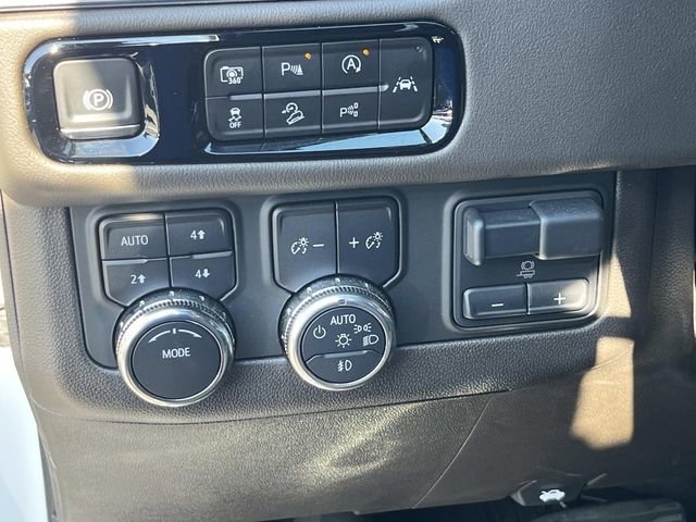 Used 2025 GMC Yukon XL Elevation w/ Elevation Premium Package image 29