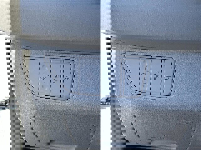 Used 2025 Genesis G70 2.5T image 24