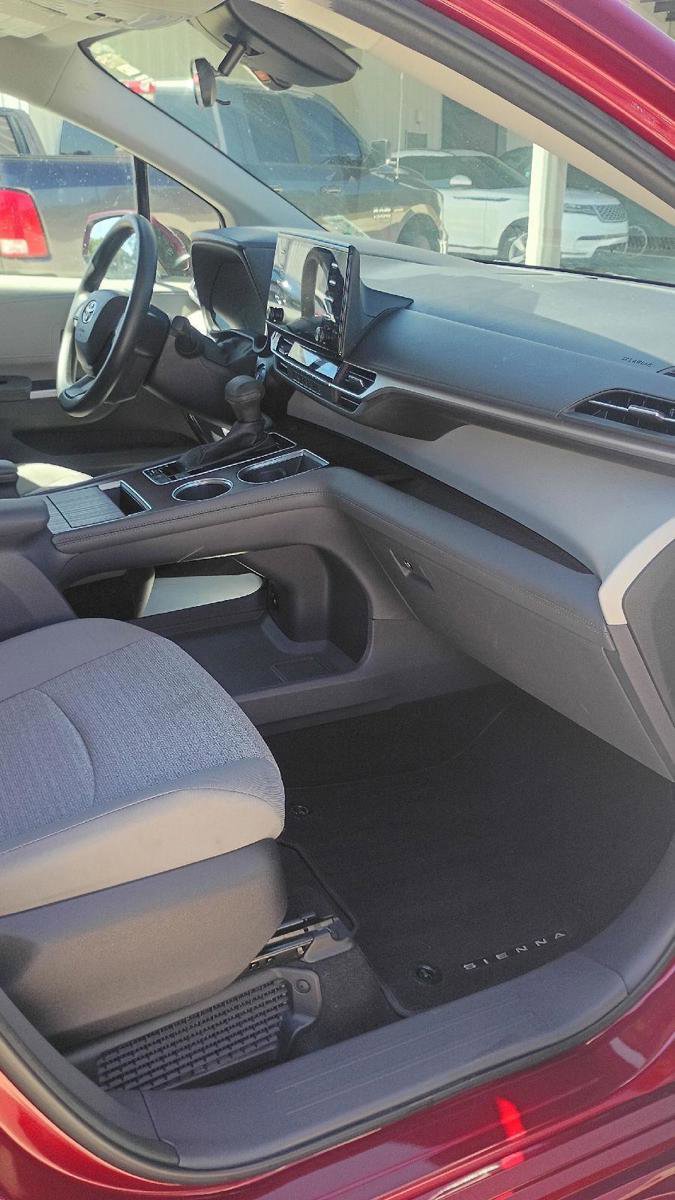 Used 2023 Toyota Sienna LE image 23