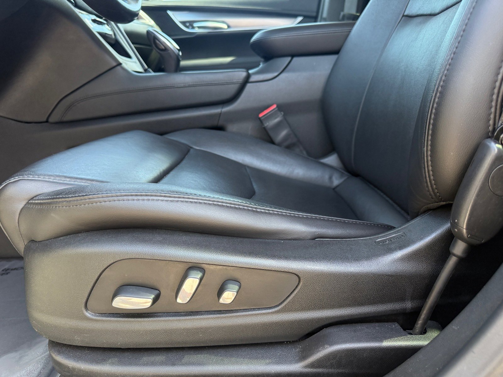 Used 2018 Cadillac XT5 Premium Luxury w/ LPO, Black Ice Package FWD image 10