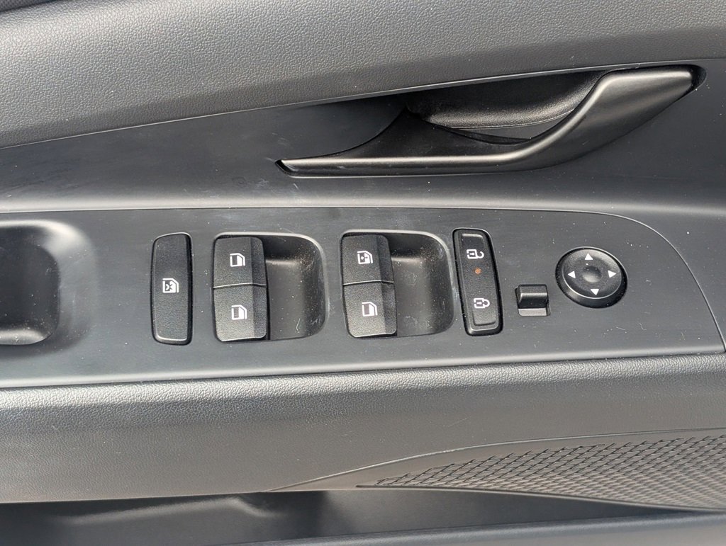 Used 2025 Hyundai Elantra SEL image 10