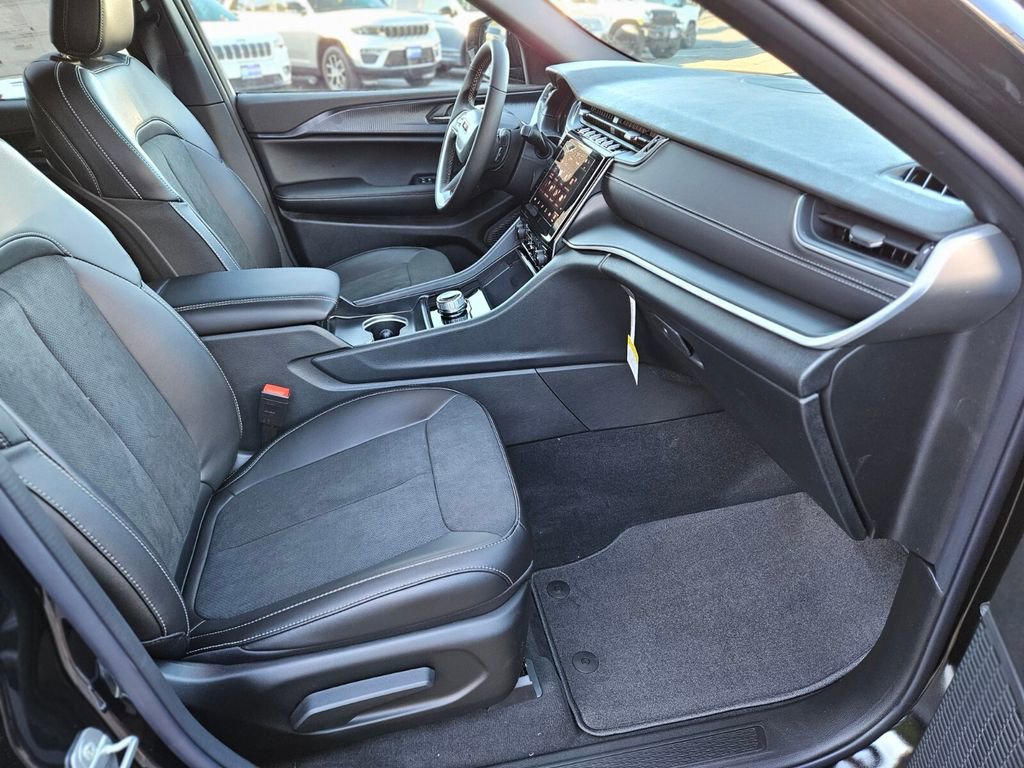 New 2025 Jeep Grand Cherokee Altitude image 11